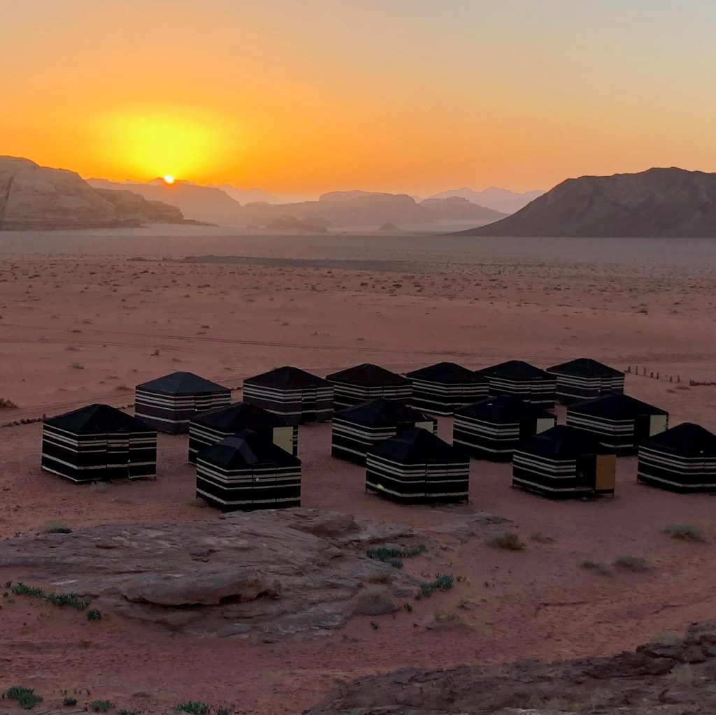 Expat Life As Seen by a Newcomer Vs. A&nbsp;Cynic